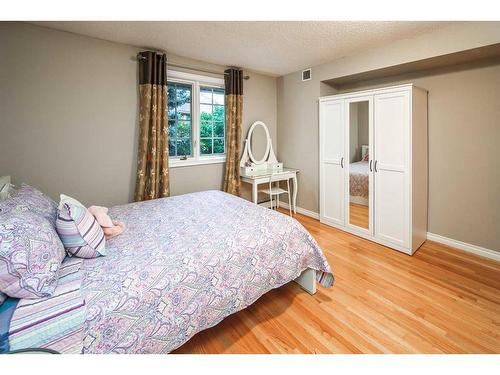 1154 Varsity Estates Drive Nw, Calgary, AB - Indoor Photo Showing Bedroom