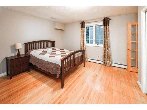 1154 Varsity Estates Drive Nw, Calgary, AB - Indoor Photo Showing Bedroom