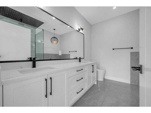 224 33 Avenue Ne, Calgary, AB - Indoor Photo Showing Bathroom