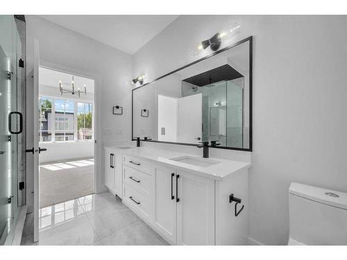 224 33 Avenue Ne, Calgary, AB - Indoor Photo Showing Bathroom