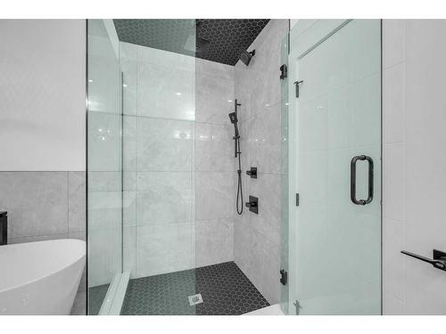 224 33 Avenue Ne, Calgary, AB - Indoor Photo Showing Bathroom