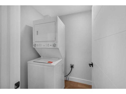 224 33 Avenue Ne, Calgary, AB - Indoor Photo Showing Laundry Room