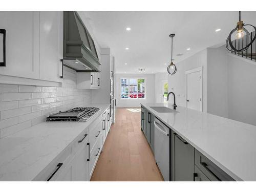 224 33 Avenue Ne, Calgary, AB - Indoor Photo Showing Kitchen With Upgraded Kitchen