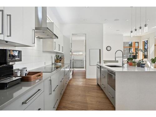 2603 14 Avenue Nw, Calgary, AB - Indoor Photo Showing Kitchen With Upgraded Kitchen