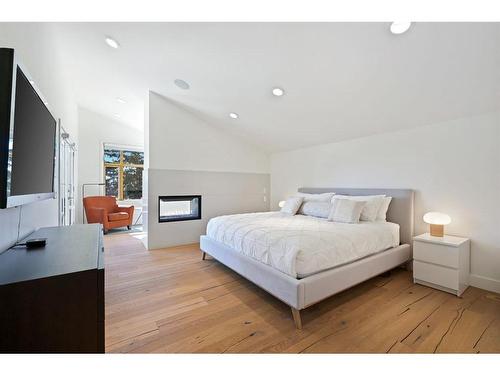 2603 14 Avenue Nw, Calgary, AB - Indoor Photo Showing Bedroom