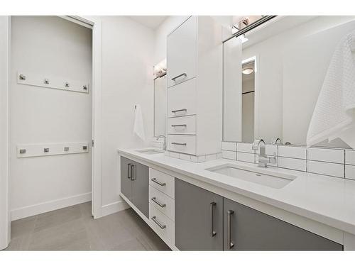 2603 14 Avenue Nw, Calgary, AB - Indoor Photo Showing Bathroom