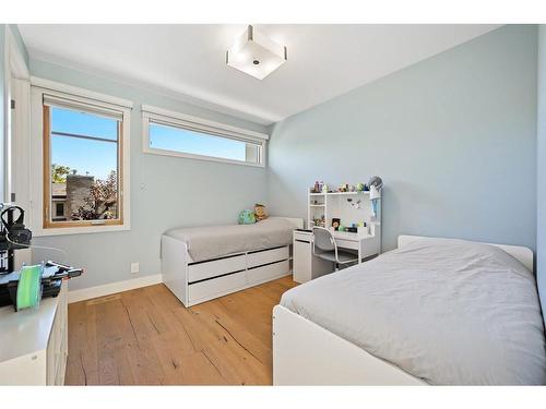 2603 14 Avenue Nw, Calgary, AB - Indoor Photo Showing Bedroom