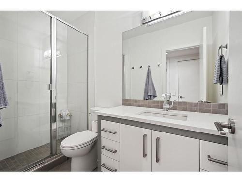 2603 14 Avenue Nw, Calgary, AB - Indoor Photo Showing Bathroom