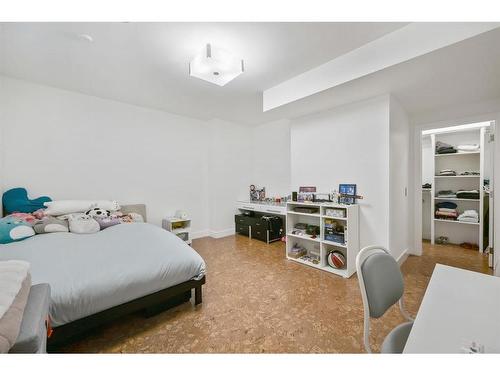 2603 14 Avenue Nw, Calgary, AB - Indoor Photo Showing Bedroom