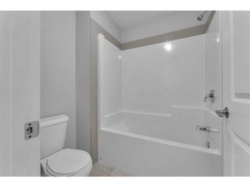 109 Kinniburgh Cove, Chestermere, AB - Indoor Photo Showing Bathroom