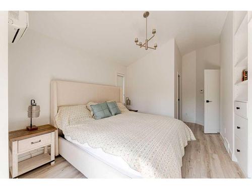 2045 49 Avenue Sw, Calgary, AB - Indoor Photo Showing Bedroom