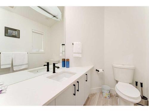 2045 49 Avenue Sw, Calgary, AB - Indoor Photo Showing Bathroom