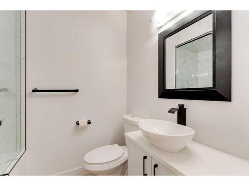 2045 49 Avenue Sw, Calgary, AB - Indoor Photo Showing Bathroom