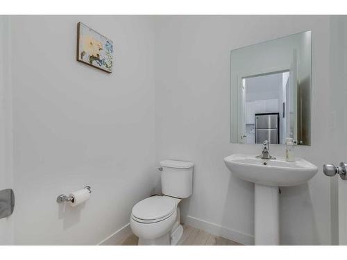 269 Lucas Avenue Nw, Calgary, AB - Indoor Photo Showing Bathroom