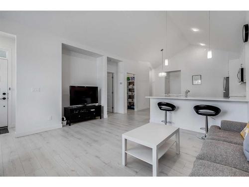 269 Lucas Avenue Nw, Calgary, AB - Indoor Photo Showing Living Room