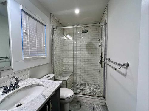 814 22 Avenue Se, Calgary, AB - Indoor Photo Showing Bathroom