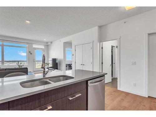 403-214 Sherwood Square Nw, Calgary, AB - Indoor Photo Showing Kitchen With Double Sink