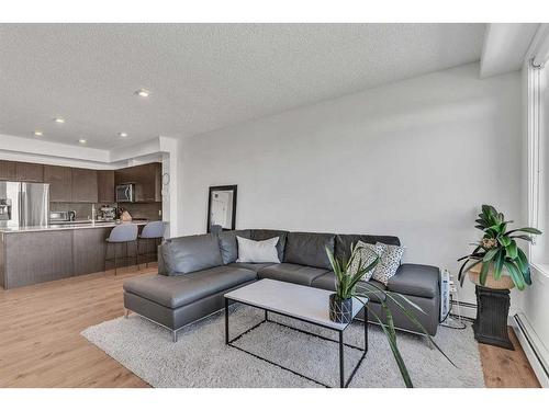 403-214 Sherwood Square Nw, Calgary, AB - Indoor Photo Showing Living Room