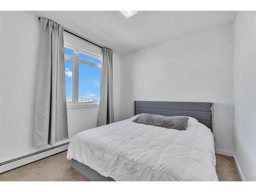 403-214 Sherwood Square Nw, Calgary, AB - Indoor Photo Showing Bedroom