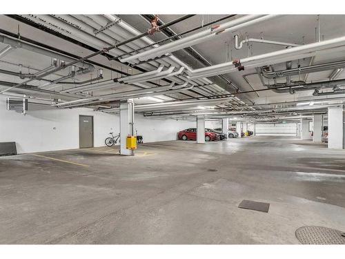 403-214 Sherwood Square Nw, Calgary, AB - Indoor Photo Showing Garage