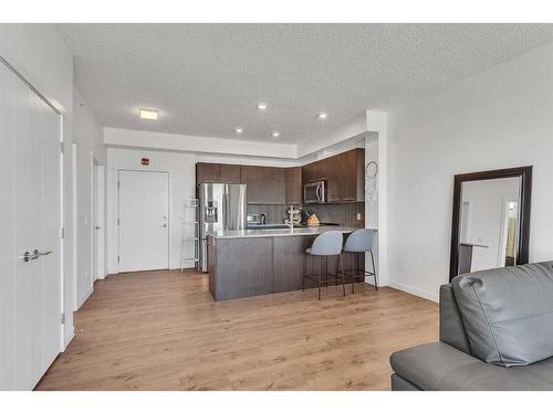 403-214 Sherwood Square Nw, Calgary, AB - Indoor Photo Showing Kitchen