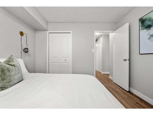 101-313 20 Avenue Sw, Calgary, AB - Indoor Photo Showing Bedroom