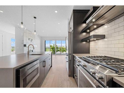 5604 37 Street Sw, Calgary, AB - Indoor Photo Showing Kitchen With Stainless Steel Kitchen With Upgraded Kitchen