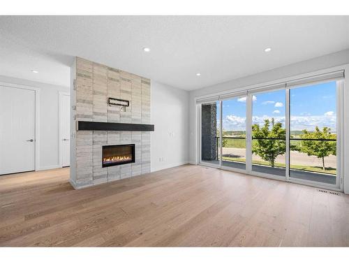 5604 37 Street Sw, Calgary, AB - Indoor Photo Showing Kitchen With Stainless Steel Kitchen With Upgraded Kitchen