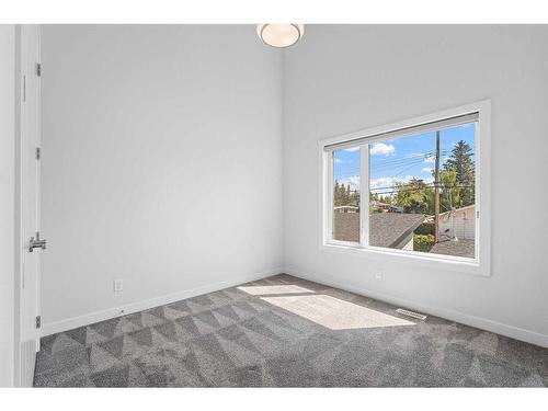 5604 37 Street Sw, Calgary, AB - Indoor Photo Showing Bathroom