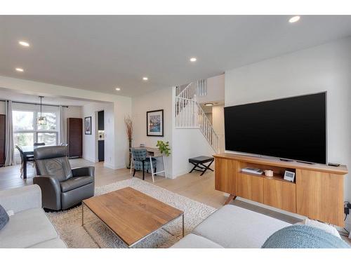 424 Berkley Crescent Nw, Calgary, AB - Indoor Photo Showing Living Room