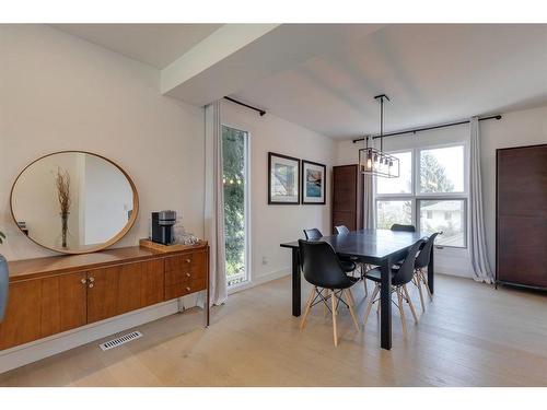 424 Berkley Crescent Nw, Calgary, AB - Indoor Photo Showing Dining Room