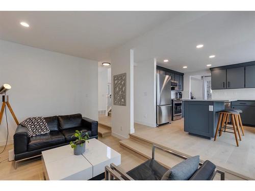 424 Berkley Crescent Nw, Calgary, AB - Indoor Photo Showing Living Room