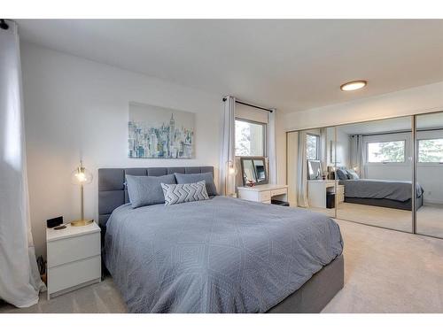 424 Berkley Crescent Nw, Calgary, AB - Indoor Photo Showing Bedroom