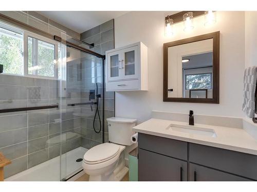 424 Berkley Crescent Nw, Calgary, AB - Indoor Photo Showing Bathroom