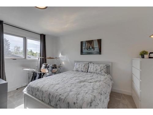 424 Berkley Crescent Nw, Calgary, AB - Indoor Photo Showing Bedroom