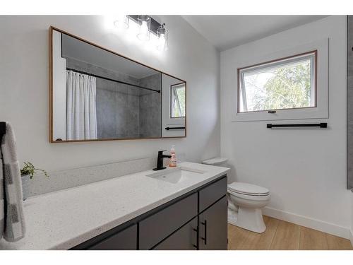 424 Berkley Crescent Nw, Calgary, AB - Indoor Photo Showing Bathroom