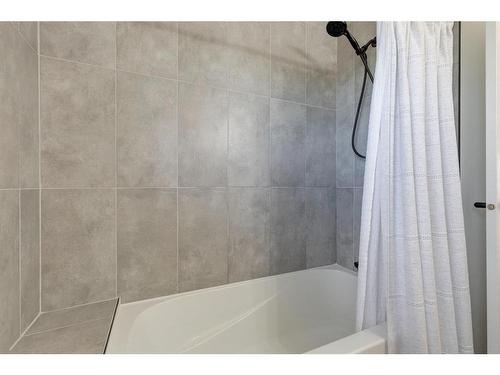 424 Berkley Crescent Nw, Calgary, AB - Indoor Photo Showing Bathroom