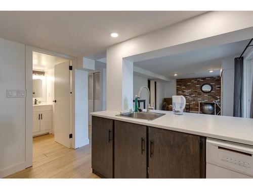 424 Berkley Crescent Nw, Calgary, AB - Indoor Photo Showing Kitchen