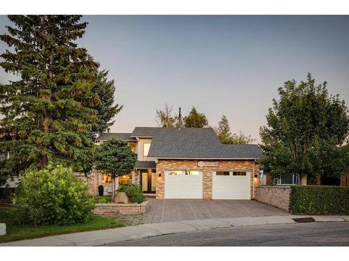 424 Berkley Crescent Nw, Calgary, AB - Outdoor