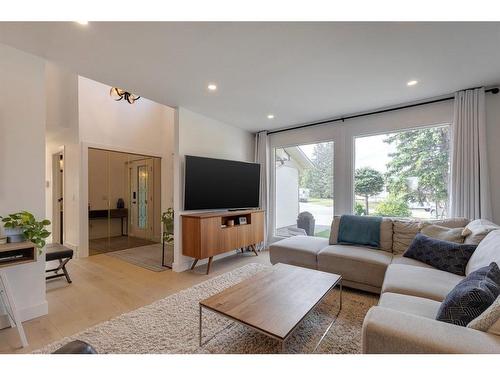 424 Berkley Crescent Nw, Calgary, AB - Indoor Photo Showing Living Room