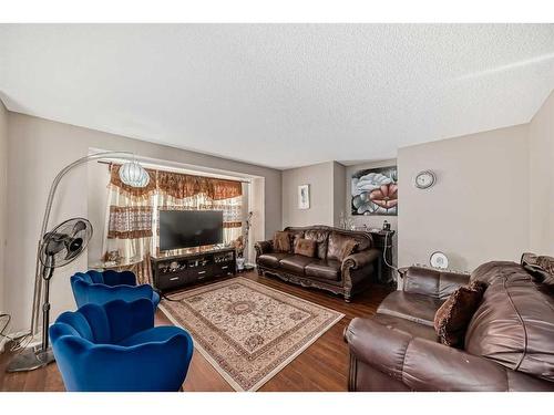 166 Tarawood Lane Ne, Calgary, AB - Indoor Photo Showing Living Room