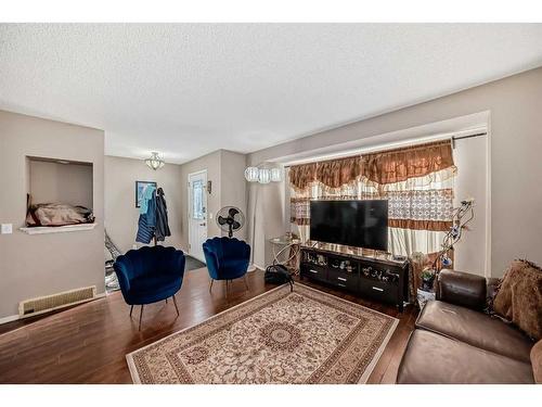 166 Tarawood Lane Ne, Calgary, AB - Indoor Photo Showing Living Room