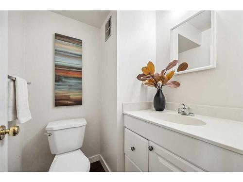 7629 24A Street Se, Calgary, AB - Indoor Photo Showing Bathroom