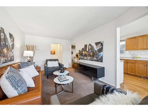 7629 24A Street Se, Calgary, AB - Indoor Photo Showing Living Room