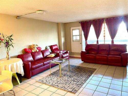 810-221 6 Avenue Se, Calgary, AB - Indoor Photo Showing Living Room