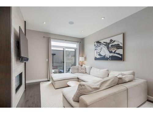 2-2426 24A Street Sw, Calgary, AB - Indoor Photo Showing Living Room