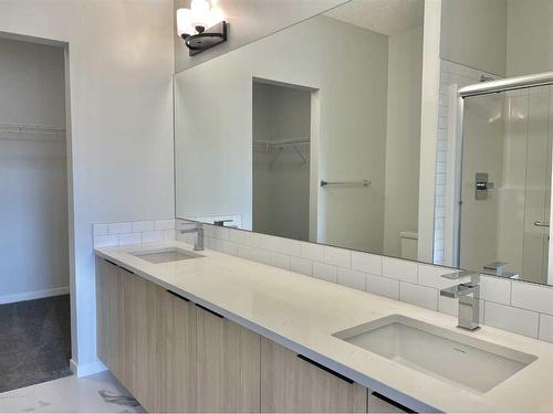 406-40 Carrington Plaza Nw, Calgary, AB - Indoor Photo Showing Bathroom