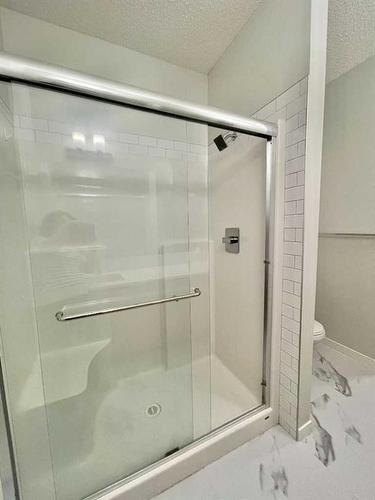 406-40 Carrington Plaza Nw, Calgary, AB - Indoor Photo Showing Bathroom