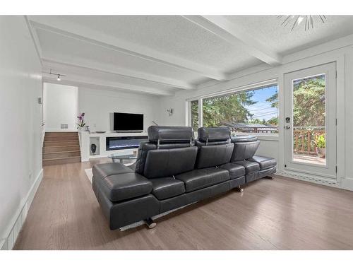 1123 14 Street Nw, Calgary, AB - Indoor Photo Showing Living Room