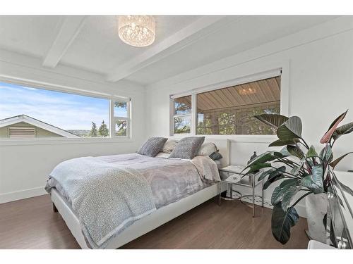 1123 14 Street Nw, Calgary, AB - Indoor Photo Showing Bedroom